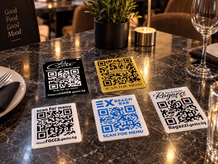 QR кодове стикери — Залепващи се, със защитен слой